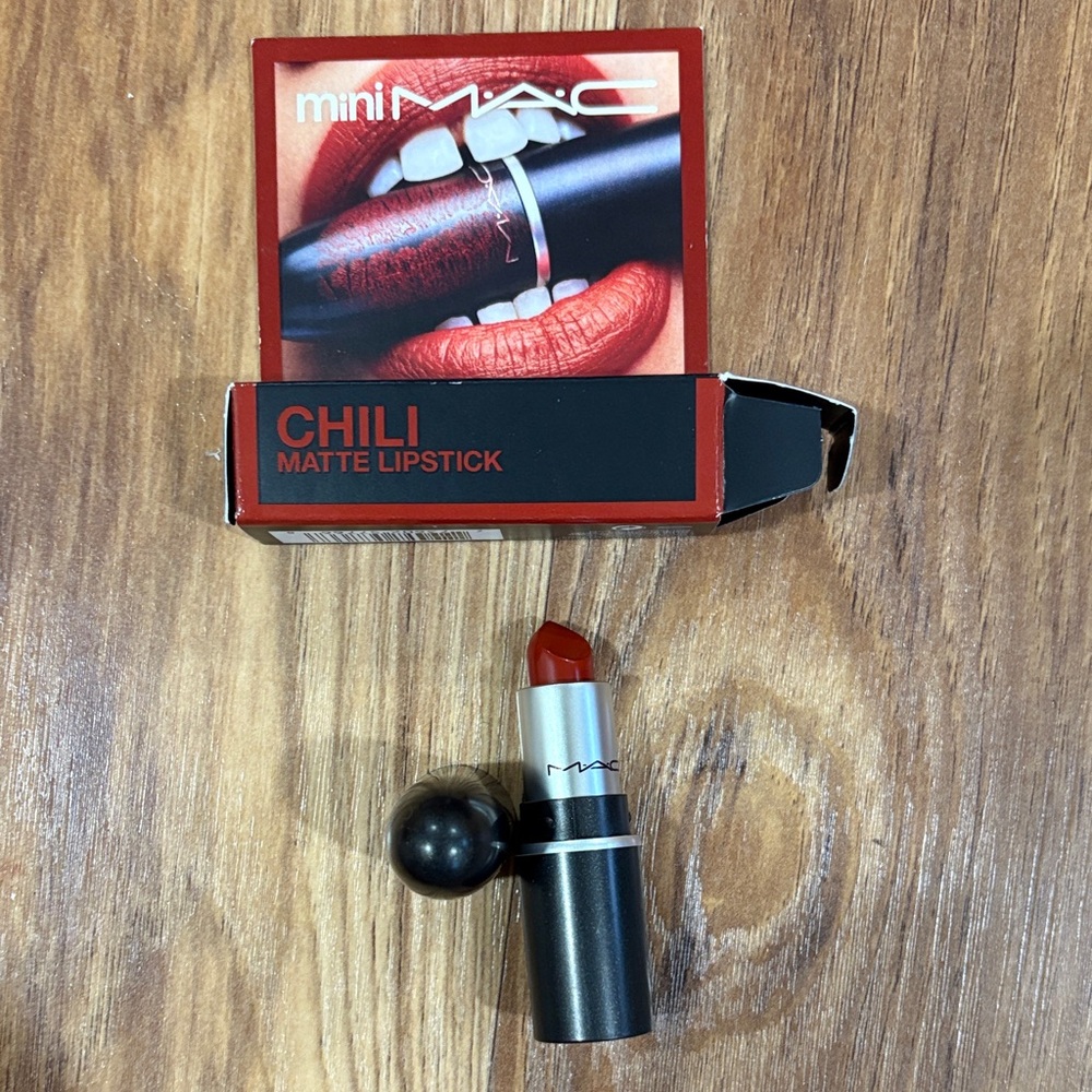 Mini mac lipstick in chili